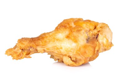 Beyaz arka planda kızarmış tavuk budu..