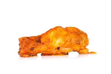 Izgara tavuk beyaz arka planda izole.