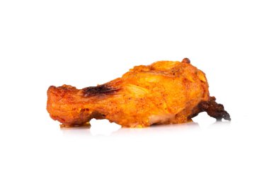 Izgara tavuk beyaz arka planda izole.