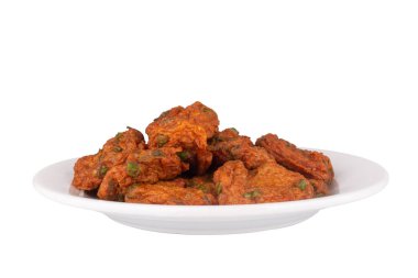 Beyaz arka planda izole edilmiş balık ezmesi topları..