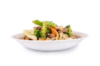 Kızarmış sebzeleri karıştırın beyaz arka planda yalıtılmış thai .