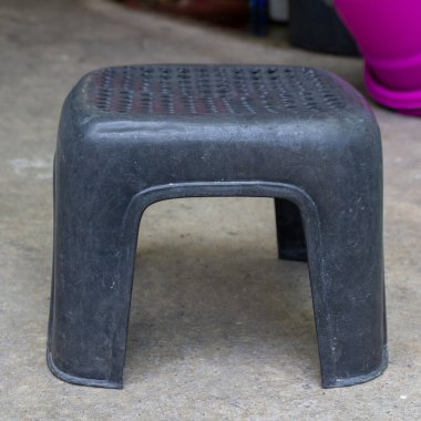 Plastik sandalye siyah oturma kol tasarımı dekoru.