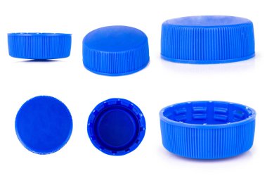 şişe kapağı plastiği beyaz arkaplan rengi maviye izole edilmiş.