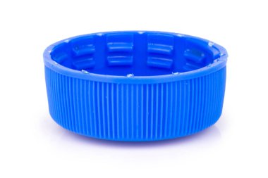 şişe kapağı plastiği beyaz arkaplan rengi maviye izole edilmiş.