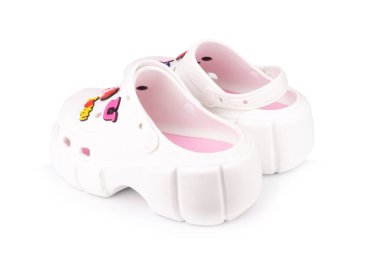 Beyaz arka planda izole edilmiş beyaz sandaletler.