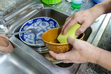 Lavabo tabağı musluk süngeri kirli..