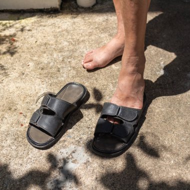 Yaşlı insan zeminli tahta sandaletler..