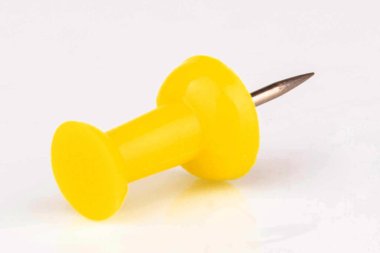 Beyaz arka plan üzerinde izole iğne.