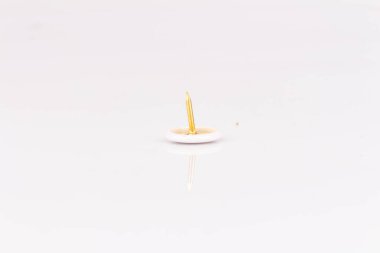 Beyaz arka plan üzerinde izole iğne.