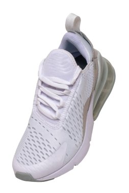 Beyaz spor ayakkabı izole edildi. Beyaz arka planda izole edilmiş, zarif, yüksek topuklu, tek bir kadın spor ayakkabısının yakın çekimi. Kadın ayakkabısı modası. Antrenman için modern tasarım ayakkabıları. Makro.