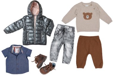 Sonbahar giysileri beyaz bir arka planda izole edilmiş kolaj seti. Denim pantolon ve pantolon, çift ayakkabı, yağmurluk, kazak ve çocuk için süveter. Çocuklar sonbahar ve kış modası.