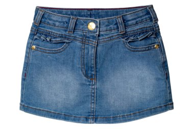 Kot etek. Beyaz bir arka planda kemersiz, kısa, seksi kot etek. Kızlar için Denim yaz modası. Makro fotoğraf.