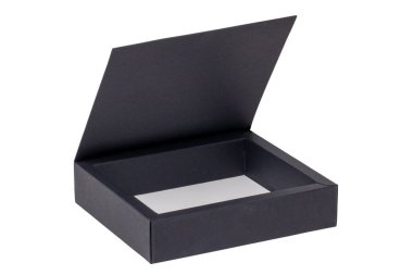 Beyaz arka planda izole edilmiş manyetik kapaklı siyah karton kutu ya da kutuyu aç. Kesme yolu. Makro fotoğraf.