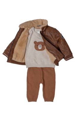 Beyaz arka planda izole edilmiş çocuk kıyafetleri. Renkli deri ceket, bej kürk, pantolon ve süveter. Çocuklar sonbahar ve kış modası.