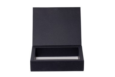 Beyaz arka planda izole edilmiş manyetik kapaklı siyah karton kutu ya da kutuyu aç. Kesme yolu. Makro fotoğraf.