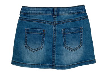 Kot etek. Beyaz arka planda izole edilmiş zarif bir deri kemeri olan kısa, seksi kot etek. Kesme yolu. Kızlar için Denim modası. Arka plan.