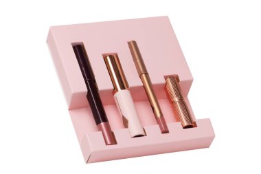 Kozmetik ürünler. Beyaz arka planda izole edilmiş pembe bir pakette etiketsiz çeşitli kozmetik ürünlerinin yakın plan görüntüleri. Promosyon spa, makyaj ve güzellik konsepti.