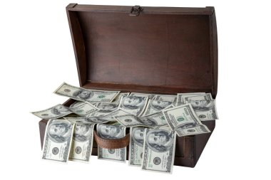 İş ve finans kavramı. Beyaz arka planda izole edilmiş 100 dolarlık banknotlarla dolu tahta kutu. Kesme yolu. Metin görüntüleme kurgusu için boşluk. Para ve kazanç kavramı.