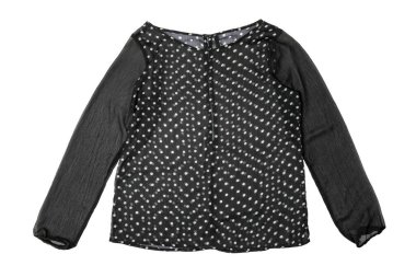 Yaz moda bluzu. Beyaz bir arkaplanda uzun kollu, şeffaf siyah, şeffaf ipek, benekli bluz..