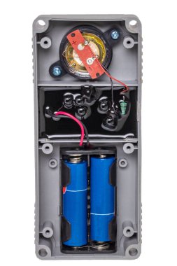 Martenleri püskürtmek için pille çalışan açık bir ultrasonik cihazın kapanışı. Motor bölmesindeki kestane ısırıklarını önlüyor. Makro.