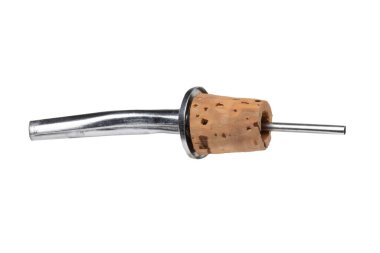 Mutfak, yemek pişirme ve bar aksesuarları. Beyaz arka planda izole edilmiş yağ, içki, şarap, sirke ya da likör için şişe doldurucu ya da mantarı yakın plan. Makro.