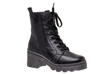 Kadın çizmeleri ve ayakkabıları. Tek bir zarif siyah deri kış botunun yakın çekimi. Beyaz arka planda izole edilmiş kızlar için son moda kış ayakkabıları. Makro.