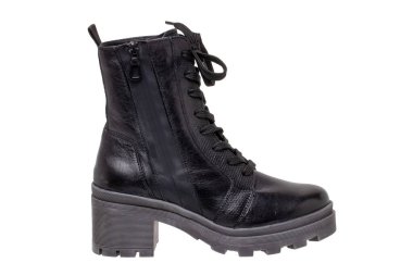 Kadın çizmeleri ve ayakkabıları. Tek bir zarif siyah deri kış botunun yakın çekimi. Beyaz arka planda izole edilmiş kızlar için son moda kış ayakkabıları. Makro.