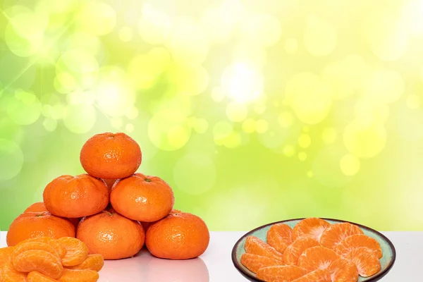 Pile Fresh Ripe Mandarines Citrus Tangerines Orangen Slices Peeled Tangerine — Stockfoto