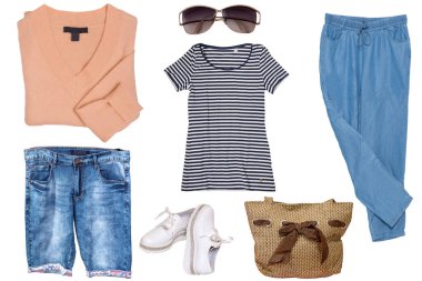 Kolaj kadın kıyafetleri. Şık ve sportif eşofman takımı, kısa kot pantolon, bluz ya da gömlek, kazak, ayakkabı, çanta ve beyaz arka planda izole edilmiş aksesuarlar. Son moda eğilimleri.