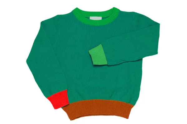 白い背景に孤立した子供の男の子のための服のトップビュー 美しい緑の小さな子供のセーターやニットカーディガン 子供のための秋と冬のファッション — ストック写真