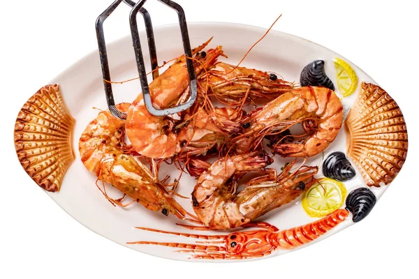 将新鲜烤的大虎虾或虾仁放在色彩斑斓的海鲜盘上 在白色背景上隔离 健康食品概念 收割路径 海鲜背景 空间广告 — 图库照片