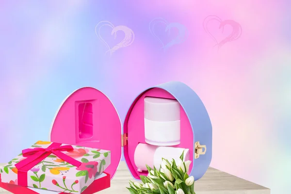 情人节快乐或母亲节的模板 装饰美容盒 礼品盒和一束鲜花放在桌子上 上面是抽象的心房 文字设计的空间 — 图库照片