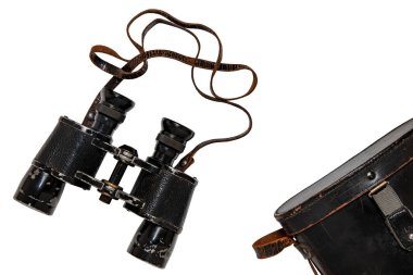 Antika dürbünler izole edilmiş. İkinci Dünya Savaşı sırasında ordu tarafından kullanılan deri çantalı klasik Alman dürbünleri beyaz bir arka planda izole edilmiş. Makro.