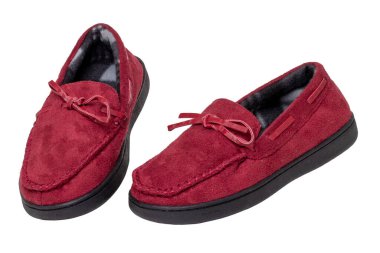 Terlikler izole edilmiş. Beyaz arka planda izole edilmiş bir çift kırmızı, sıcak ve yumuşak Terry ev terliğinin yakın çekimi. Kadın ayakkabıları. Makro.