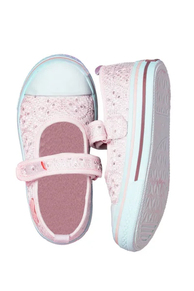 童鞋时尚 一双粉红色的鞋子或运动鞋的特写 为女孩与珍珠和心脏隔离的白色背景 为孩子们设计的精致时髦的鞋子 — 图库照片