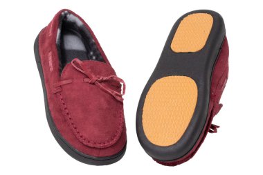 Terlikler izole edilmiş. Beyaz arka planda izole edilmiş kaygan tabanlı, sıcak ve yumuşak terlikleri olan bir çift dişinin yakın çekimi. Bir kadının ayakkabıları. Makro.