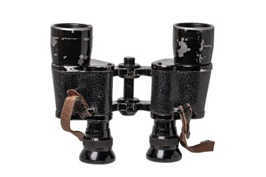 Antika dürbünler izole edilmiş. İkinci Dünya Savaşı 'nda askeriyeden kalma deri kayışlı eski bir Alman dürbünü beyazlar üzerinde izole edilmiş. Makro.