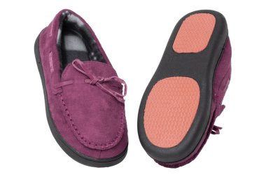 Terlikler izole edilmiş. Dişi menekşe, sıcak ve yumuşak terlikleri beyaz arka planda izole edilmiş kaygan tabanlı. Bir kadının ayakkabıları. Makro.