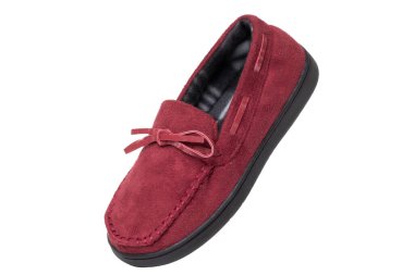 Terlikler izole edilmiş. Beyaz arka planda izole edilmiş tek bir dişi kırmızı, sıcak ve yumuşak Terry ev terliğinin yakın çekimi. Kadın ayakkabıları. Makro.