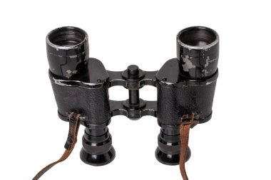Antika dürbünler izole edilmiş. İkinci Dünya Savaşı 'nda askeriyeden kalma deri kayışlı eski bir Alman dürbünü beyazlar üzerinde izole edilmiş. Makro.