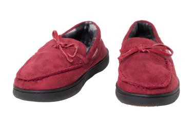 Terlikler izole edilmiş. Beyaz arka planda izole edilmiş bir çift kırmızı, sıcak ve yumuşak Terry ev terliğinin yakın çekimi. Kadın ayakkabıları. Makro.