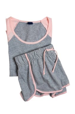 Gecelik izole edildi. Gri, pembe, seksi kadın gecelik, yaz şortu ve beyaz arka planda izole edilmiş üst ya da gömlek. Kesme yolu. Modaya uygun gece elbiseleri ya da gecelikler..