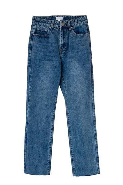 Kot pantolon izole. Modaya uygun mavi kot pantolon ya da beyaz arka planda izole edilmiş pantolon. Kesme yolu. Yaz ve sonbahar modası. Ön görünüm.