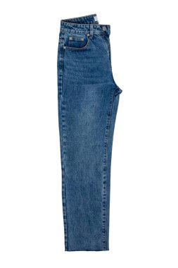 Kadın kotları izole. Katlanmış modaya uygun bayan kot pantolonu beyaz arka planda izole edilmiş. Kesme yolu. Kadınlar için şık kot pantolonlar..