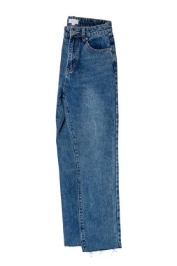 Kadın kotları izole. Katlanmış modaya uygun bayan kot pantolonu beyaz arka planda izole edilmiş. Kesme yolu. Kadınlar için şık kot pantolonlar..