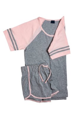 Gömlek izole edilmiş. Beyaz arka planda gri pembe kadın gece elbisesi ya da tişörtü var. Kesme yolu. Modaya uygun gece elbiseleri ya da gecelikler..