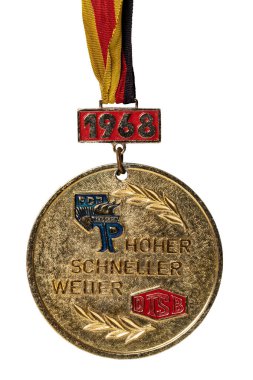Potsdam, Almanya - Mayıs 06, 2022. Doğu Almanya 'dan rozetler, emirler ve madalyalar. 1968 Doğu Almanya Çocuk ve Gençlik Partisi Oyunları 'nda Alman Jimnastik ve Spor Federasyonu' nun altın madalyasına yakın plan. Kesme yolu.