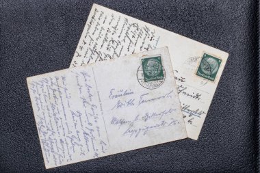 Potsdam, Almanya - Mayıs 06, 2022. 1935 ve 1939 yıllarından kalma eski kartpostallarda Alman Devlet Başkanı Paul von Hindenburg, Almanya, Üçüncü Reich 'ın portresini gösteriyorlar. Siyah arkaplan.