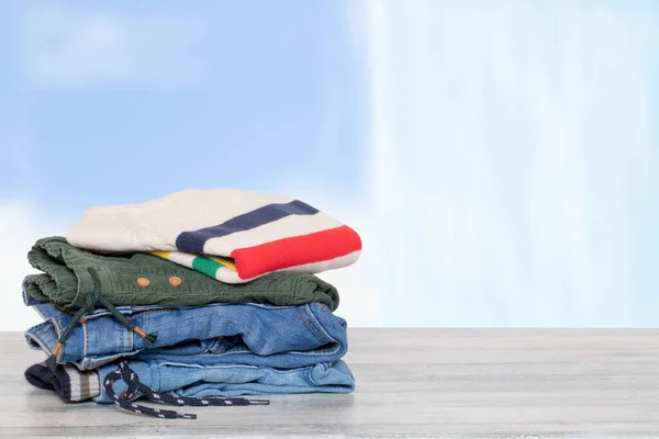 Montón Vaqueros Primer Plano Una Pila Pantalones Mezclilla Colores Suéter —  Fotos de Stock