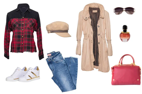Kolaj kadın kıyafetleri. Şık ve modaya uygun bir kadın ceketi, bluz ya da gömlek, beyaz ayakkabılar, el çantası, kot pantolon ve beyaz arka planda izole edilmiş diğer aksesuarlar. Son moda eğilimleri.